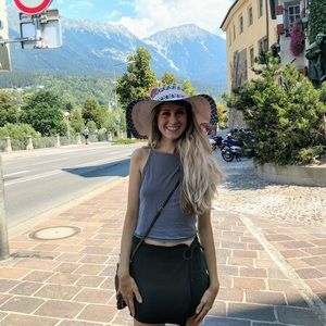 Meet your Posher, Emily